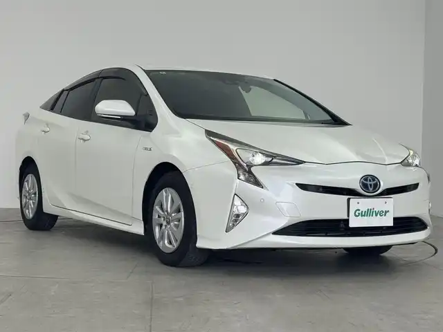 トヨタ プリウス Sセーフティプラス 大阪府 2017(平29)年 6.3万km ホワイトパールクリスタルシャイン トヨタセーフティーセンス　/レーダークルーズコントロール　/パーキングアシスト　/HUD　/純正9インチSDナビ　/フルセグTV　/Bluetooth　/ステアリングリモコン　/ドラレコ　/自動防眩ミラー　/ビルトインETC /フォグランプ　/革巻きステアリング　/クリアランスソナー　