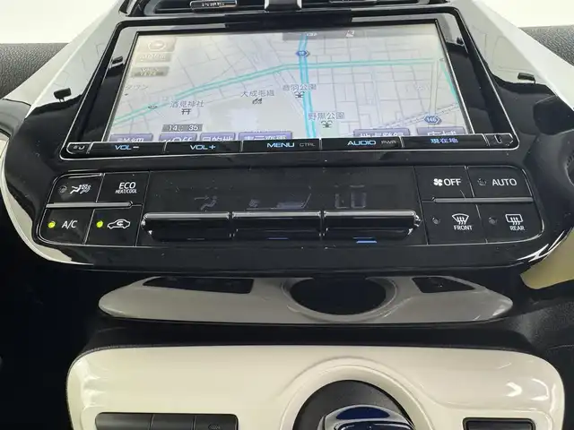 トヨタ プリウス Sセーフティプラス 大阪府 2017(平29)年 6.3万km ホワイトパールクリスタルシャイン トヨタセーフティーセンス　/レーダークルーズコントロール　/パーキングアシスト　/HUD　/純正9インチSDナビ　/フルセグTV　/Bluetooth　/ステアリングリモコン　/ドラレコ　/自動防眩ミラー　/ビルトインETC /フォグランプ　/革巻きステアリング　/クリアランスソナー　