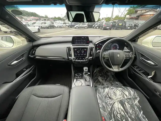 トヨタ クラウン ハイブリッド S Cパッケージ 愛媛県 2019(平31)年 9.5万km ホワイトパールクリスタルシャイン 純正ナビ（Bluetooth/フルセグTV/メモリナビ）/USB/ETC/バックカメラ/AUX接続可能/純正フロアマット/パワーシート/シートヒーター/ステアリングヒーター/バドルシフト/純正アルミホイール/前後コーナーセンサー/クルーズコントロール/LEDヘッドライト/ABS/横滑り防止装置/レーンキープアシスト/盗難防止装置/オートマチックハイビーム/衝突被害軽減システム