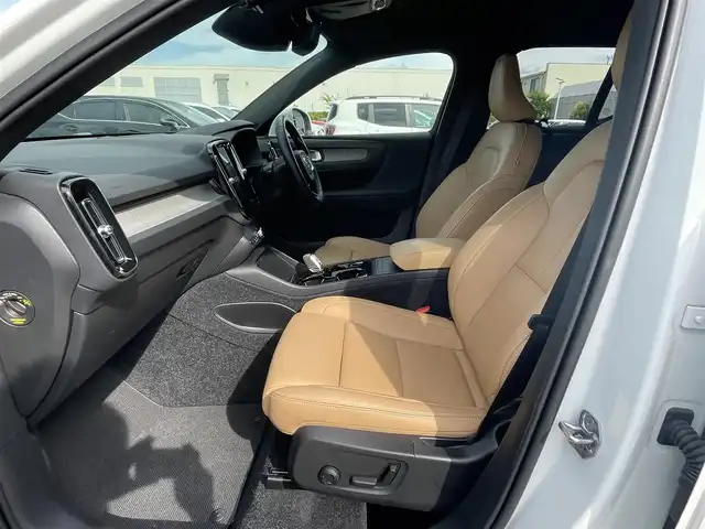 ボルボ ＸＣ４０ T4 AWD インスクリプション 滋賀県 2020(令2)年 3.7万km クリスタルホワイトP harman/kardonサラウンド/ワイヤレスチャージ/インテリセーフ/・CitySafety/・ACC/・BLIS/・LKA/・CTA/・LCMA/・パーキングアシストパイロット/純正HDDナビ/フルセグTV/USB/Bluetooth/360°カメラ/LEDヘッドライト/本革シート/・全席シートヒーター/・前席パワーシート/パワーテールゲート