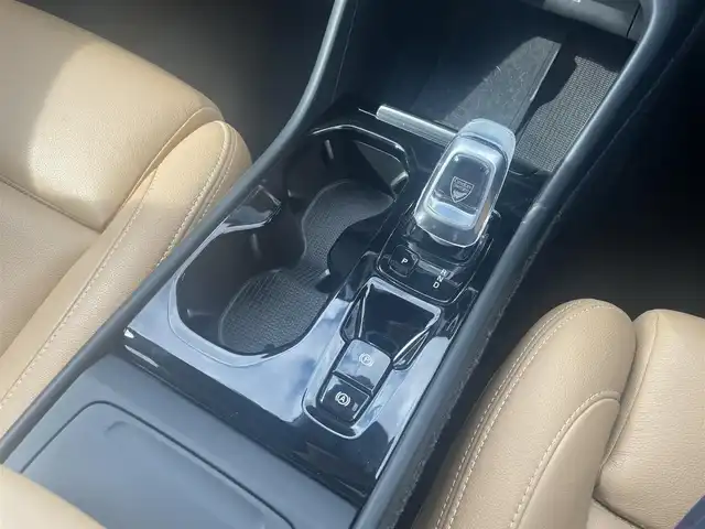 ボルボ ＸＣ４０ T4 AWD インスクリプション 滋賀県 2020(令2)年 3.7万km クリスタルホワイトP harman/kardonサラウンド/ワイヤレスチャージ/インテリセーフ/・CitySafety/・ACC/・BLIS/・LKA/・CTA/・LCMA/・パーキングアシストパイロット/純正HDDナビ/フルセグTV/USB/Bluetooth/360°カメラ/LEDヘッドライト/本革シート/・全席シートヒーター/・前席パワーシート/パワーテールゲート