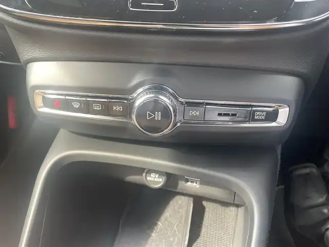 ボルボ ＸＣ４０ T4 AWD インスクリプション 滋賀県 2020(令2)年 3.7万km クリスタルホワイトP harman/kardonサラウンド/ワイヤレスチャージ/インテリセーフ/・CitySafety/・ACC/・BLIS/・LKA/・CTA/・LCMA/・パーキングアシストパイロット/純正HDDナビ/フルセグTV/USB/Bluetooth/360°カメラ/LEDヘッドライト/本革シート/・全席シートヒーター/・前席パワーシート/パワーテールゲート