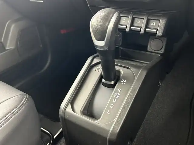 スズキ ジムニー XC 愛知県 2022(令4)年 1.6万km ブルーイッシュブラックパール3 ４WD/ターボ/9インチフローリングナビ/（AM/FM/フルセグTV/Bluetooth/CD/DVD）/スズキセーフティサポート/・衝突軽減ブレーキ/・レーンキープアシスト/・オートマチックハイビーム/・誤発進抑制機能/クルーズコントロール/前後ドライブレコーダー/ETC/ダウンヒルアシスト/アイドリングストップ/純正16インチアルミホイール/LEDヘッドライト/オートライト/ヘッドライトウォッシャー/撥水ファブリックシート/背面タイヤ/シートカバー/横滑り防止機能/スマートキー/プッシュスタート/革巻きステアリング/ステアリングスイッチ