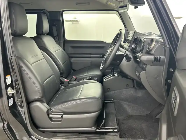 スズキ ジムニー XC 愛知県 2022(令4)年 1.6万km ブルーイッシュブラックパール3 ４WD/ターボ/9インチフローリングナビ/（AM/FM/フルセグTV/Bluetooth/CD/DVD）/スズキセーフティサポート/・衝突軽減ブレーキ/・レーンキープアシスト/・オートマチックハイビーム/・誤発進抑制機能/クルーズコントロール/前後ドライブレコーダー/ETC/ダウンヒルアシスト/アイドリングストップ/純正16インチアルミホイール/LEDヘッドライト/オートライト/ヘッドライトウォッシャー/撥水ファブリックシート/背面タイヤ/シートカバー/横滑り防止機能/スマートキー/プッシュスタート/革巻きステアリング/ステアリングスイッチ