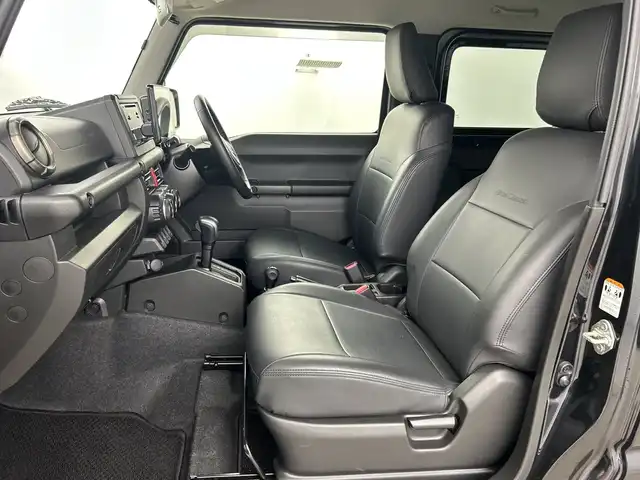 スズキ ジムニー XC 愛知県 2022(令4)年 1.6万km ブルーイッシュブラックパール3 ４WD/ターボ/9インチフローリングナビ/（AM/FM/フルセグTV/Bluetooth/CD/DVD）/スズキセーフティサポート/・衝突軽減ブレーキ/・レーンキープアシスト/・オートマチックハイビーム/・誤発進抑制機能/クルーズコントロール/前後ドライブレコーダー/ETC/ダウンヒルアシスト/アイドリングストップ/純正16インチアルミホイール/LEDヘッドライト/オートライト/ヘッドライトウォッシャー/撥水ファブリックシート/背面タイヤ/シートカバー/横滑り防止機能/スマートキー/プッシュスタート/革巻きステアリング/ステアリングスイッチ