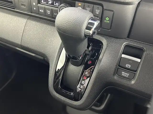 ホンダ Ｎ ＢＯＸ カスタム ターボ 大阪府 2025(令7)年 0.1千km クリスタルブラックパール 届出済未使用車/ホンダセンシング/　・衝突軽減ブレーキ/　・先行車発進お知らせ機能/　・路外逸脱抑制機能/　・標識認識機能/　・誤発進抑制機能/　・車線維持支援システム/純正ディスプレイオーディオ/（Bluetooth/TV）/バックカメラ/両側パワースライドドア/レーダークルーズコントロール/LEDヘッドライト/ハーフレザーシート/シートヒーター/純正15インチアルミホイール/ブラインドスポットモニター/コーナーセンサー/スマートキー