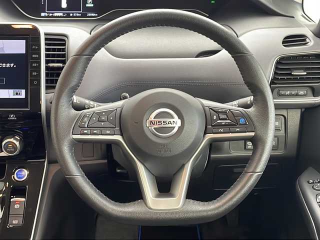 日産 セレナ e－パワー ハイウェイスター V 茨城県 2022(令4)年 2.6万km ブリリアントホワイトパール 純正9インチナビ/　（CD/DVD/Bluetooth/フルセグTV）/プロパイロット/両側パワースライドドア/全方位カメラ/バックカメラ/ステアリングスイッチ/ビルトインETC/USB/純正フロアマット/純正16インチアルミホイール/LEDヘッドライト/フォグランプ/オートライト/スマートキー