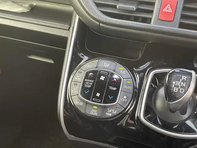 トヨタ エスクァイア ハイブリッド Gi 滋賀県 2017(平29)年 7.5万km ボルドーマイカメタリック 純正10インチナビ/【Bluetooth/CD/DVD/フルセグTV】/純正フリップダウンモニター/バックカメラ/クルーズコントロール/衝突軽減ブレーキ/両側パワースライドドア/レザーシート/D/Nシートヒーター/LEDヘッドライト/オートマチックハイビーム/ビルトインETC2.0/前方ドライブレコーダー/デジタルインナーミラー/プッシュスタート/スマートキー/ステアリングリモコン
