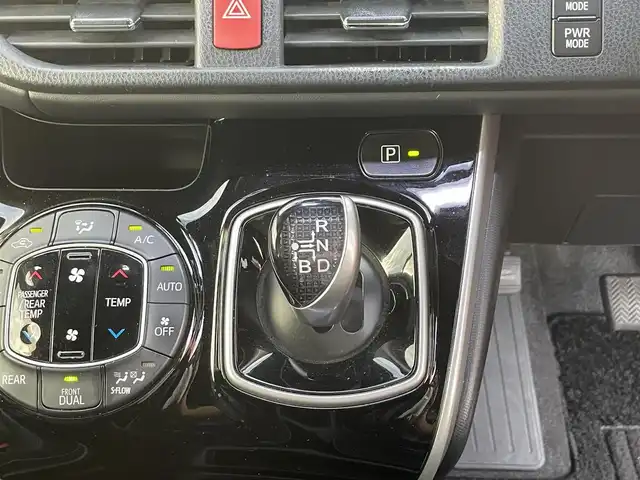 トヨタ エスクァイア ハイブリッド Gi 滋賀県 2017(平29)年 7.5万km ボルドーマイカメタリック 純正10インチナビ/【Bluetooth/CD/DVD/フルセグTV】/純正フリップダウンモニター/バックカメラ/クルーズコントロール/衝突軽減ブレーキ/両側パワースライドドア/レザーシート/D/Nシートヒーター/LEDヘッドライト/オートマチックハイビーム/ビルトインETC2.0/前方ドライブレコーダー/デジタルインナーミラー/プッシュスタート/スマートキー/ステアリングリモコン