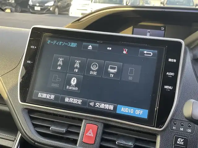トヨタ エスクァイア ハイブリッド Gi 滋賀県 2017(平29)年 7.5万km ボルドーマイカメタリック 純正10インチナビ/【Bluetooth/CD/DVD/フルセグTV】/純正フリップダウンモニター/バックカメラ/クルーズコントロール/衝突軽減ブレーキ/両側パワースライドドア/レザーシート/D/Nシートヒーター/LEDヘッドライト/オートマチックハイビーム/ビルトインETC2.0/前方ドライブレコーダー/デジタルインナーミラー/プッシュスタート/スマートキー/ステアリングリモコン