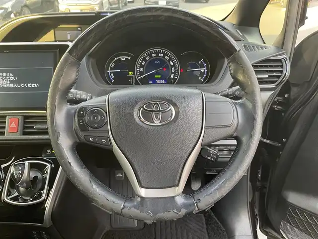 トヨタ エスクァイア ハイブリッド Gi 滋賀県 2017(平29)年 7.5万km ボルドーマイカメタリック 純正10インチナビ/【Bluetooth/CD/DVD/フルセグTV】/純正フリップダウンモニター/バックカメラ/クルーズコントロール/衝突軽減ブレーキ/両側パワースライドドア/レザーシート/D/Nシートヒーター/LEDヘッドライト/オートマチックハイビーム/ビルトインETC2.0/前方ドライブレコーダー/デジタルインナーミラー/プッシュスタート/スマートキー/ステアリングリモコン