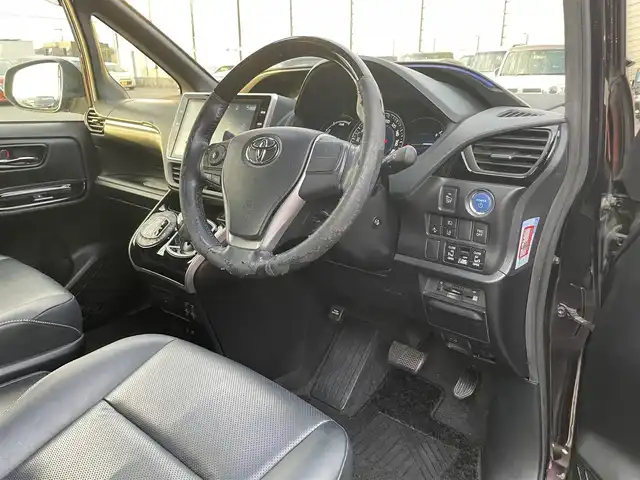 トヨタ エスクァイア ハイブリッド Gi 滋賀県 2017(平29)年 7.5万km ボルドーマイカメタリック 純正10インチナビ/【Bluetooth/CD/DVD/フルセグTV】/純正フリップダウンモニター/バックカメラ/クルーズコントロール/衝突軽減ブレーキ/両側パワースライドドア/レザーシート/D/Nシートヒーター/LEDヘッドライト/オートマチックハイビーム/ビルトインETC2.0/前方ドライブレコーダー/デジタルインナーミラー/プッシュスタート/スマートキー/ステアリングリモコン