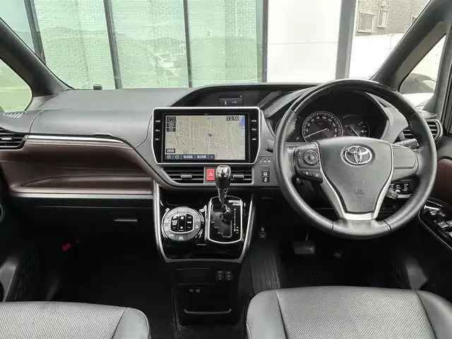 トヨタ エスクァイア Gi 香川県 2019(令1)年 3.9万km ブラック 純正10インチメモリーナビ（NSZN-Z68T）/→AM/FM/CD/DVD/Bluetooth/フルセグTV/フリップダウンモニター/バックカメラ/両側パワースライドドア/黒革シート/シートヒーター/ビルトイン2.0ETC/ウッドコンビステアリング/クルーズコントロール/衝突軽減ブレーキ/レーンキープアシスト/アイドリングストップ/LEDヘッドライト/オートハイビーム/前方ドライブレコーダー/コーナーセンサー/純正15インチアルミホイール/純正フロアマット/サンシェード/プッシュスタート/スマートキー