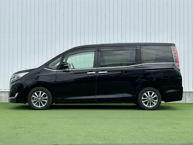 トヨタ エスクァイア Gi 香川県 2019(令1)年 3.9万km ブラック 純正10インチメモリーナビ（NSZN-Z68T）/→AM/FM/CD/DVD/Bluetooth/フルセグTV/フリップダウンモニター/バックカメラ/両側パワースライドドア/黒革シート/シートヒーター/ビルトイン2.0ETC/ウッドコンビステアリング/クルーズコントロール/衝突軽減ブレーキ/レーンキープアシスト/アイドリングストップ/LEDヘッドライト/オートハイビーム/前方ドライブレコーダー/コーナーセンサー/純正15インチアルミホイール/純正フロアマット/サンシェード/プッシュスタート/スマートキー