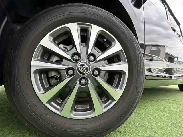 トヨタ エスクァイア Gi 香川県 2019(令1)年 3.9万km ブラック 純正10インチメモリーナビ（NSZN-Z68T）/→AM/FM/CD/DVD/Bluetooth/フルセグTV/フリップダウンモニター/バックカメラ/両側パワースライドドア/黒革シート/シートヒーター/ビルトイン2.0ETC/ウッドコンビステアリング/クルーズコントロール/衝突軽減ブレーキ/レーンキープアシスト/アイドリングストップ/LEDヘッドライト/オートハイビーム/前方ドライブレコーダー/コーナーセンサー/純正15インチアルミホイール/純正フロアマット/サンシェード/プッシュスタート/スマートキー