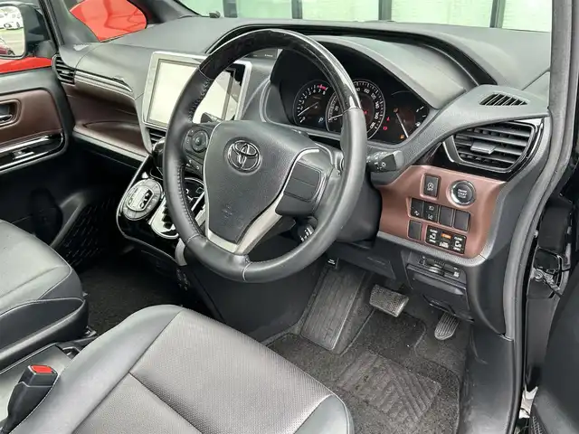 トヨタ エスクァイア Gi 香川県 2019(令1)年 3.9万km ブラック 純正10インチメモリーナビ（NSZN-Z68T）/→AM/FM/CD/DVD/Bluetooth/フルセグTV/フリップダウンモニター/バックカメラ/両側パワースライドドア/黒革シート/シートヒーター/ビルトイン2.0ETC/ウッドコンビステアリング/クルーズコントロール/衝突軽減ブレーキ/レーンキープアシスト/アイドリングストップ/LEDヘッドライト/オートハイビーム/前方ドライブレコーダー/コーナーセンサー/純正15インチアルミホイール/純正フロアマット/サンシェード/プッシュスタート/スマートキー