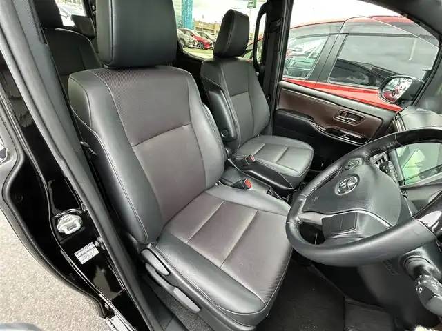 トヨタ エスクァイア Gi 香川県 2019(令1)年 3.9万km ブラック 純正10インチメモリーナビ（NSZN-Z68T）/→AM/FM/CD/DVD/Bluetooth/フルセグTV/フリップダウンモニター/バックカメラ/両側パワースライドドア/黒革シート/シートヒーター/ビルトイン2.0ETC/ウッドコンビステアリング/クルーズコントロール/衝突軽減ブレーキ/レーンキープアシスト/アイドリングストップ/LEDヘッドライト/オートハイビーム/前方ドライブレコーダー/コーナーセンサー/純正15インチアルミホイール/純正フロアマット/サンシェード/プッシュスタート/スマートキー