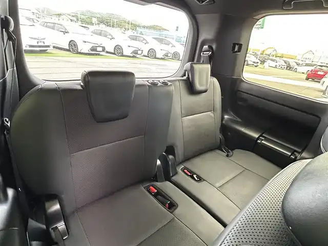 トヨタ エスクァイア Gi 香川県 2019(令1)年 3.9万km ブラック 純正10インチメモリーナビ（NSZN-Z68T）/→AM/FM/CD/DVD/Bluetooth/フルセグTV/フリップダウンモニター/バックカメラ/両側パワースライドドア/黒革シート/シートヒーター/ビルトイン2.0ETC/ウッドコンビステアリング/クルーズコントロール/衝突軽減ブレーキ/レーンキープアシスト/アイドリングストップ/LEDヘッドライト/オートハイビーム/前方ドライブレコーダー/コーナーセンサー/純正15インチアルミホイール/純正フロアマット/サンシェード/プッシュスタート/スマートキー