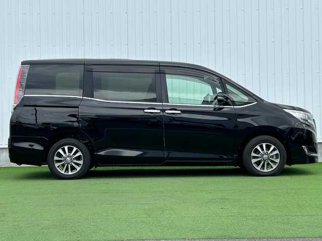 トヨタ エスクァイア Gi 香川県 2019(令1)年 3.9万km ブラック 純正10インチメモリーナビ（NSZN-Z68T）/→AM/FM/CD/DVD/Bluetooth/フルセグTV/フリップダウンモニター/バックカメラ/両側パワースライドドア/黒革シート/シートヒーター/ビルトイン2.0ETC/ウッドコンビステアリング/クルーズコントロール/衝突軽減ブレーキ/レーンキープアシスト/アイドリングストップ/LEDヘッドライト/オートハイビーム/前方ドライブレコーダー/コーナーセンサー/純正15インチアルミホイール/純正フロアマット/サンシェード/プッシュスタート/スマートキー