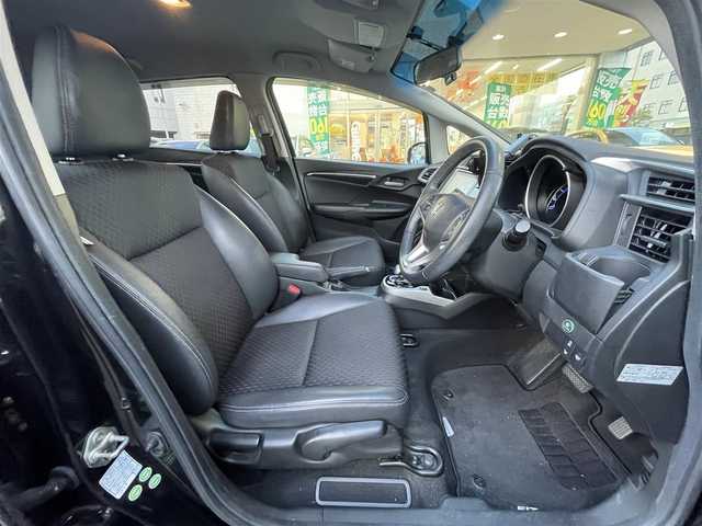 ホンダ フィット ハイブリット Lパッケージ 岡山県 2014(平26)年 9.1万km クリスタルブラックパール 登録時走行距離90957km/純正SDナビ/(AM/FM/DISC/TV/BT)/衝突被害軽減システム/クルーズコントロール/バックカメラ/ETC/ドライブレコーダー/チップアップシート/プッシュスタート/スマートキー/スペアキー/スターターキー/社外15インチアルミホイール/記録簿/保証書/取扱説明書