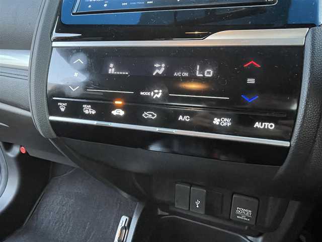 ホンダ フィット ハイブリット Lパッケージ 岡山県 2014(平26)年 9.1万km クリスタルブラックパール 登録時走行距離90957km/純正SDナビ/(AM/FM/DISC/TV/BT)/衝突被害軽減システム/クルーズコントロール/バックカメラ/ETC/ドライブレコーダー/チップアップシート/プッシュスタート/スマートキー/スペアキー/スターターキー/社外15インチアルミホイール/記録簿/保証書/取扱説明書