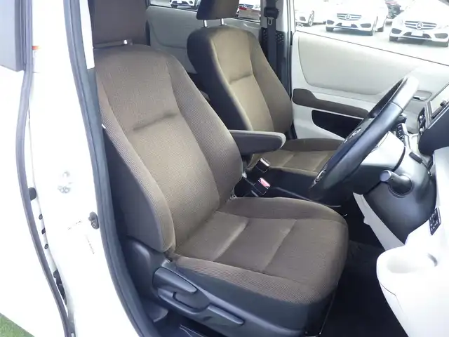 トヨタ シエンタ G 千葉県 2017(平29)年 5.7万km ホワイトパールクリスタルシャイン Toyota Safety Sense/・プリクラッシュセーフティ/・レーンディパーチャーアラート/・オートハイビーム/両側パワースライドドア/純正SDナビ/地デジTV/【DVD/CD再生機能　Bluetooth接続】/バックカメラ/前席シートヒーター/革巻きステアリング/ETC/HIDヘッドライト/ウインカーミラー/クリアランスソナー/スマートキー