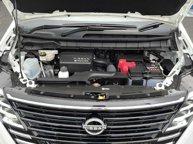 日産 セレナ e－パワー ハイウェイスター V 山口県 2023(令5)年 1.5万km プリズムホワイト 10インチフリップダウンモニター/社外9インチナビ　【AVIC-RQ912】/・フルセグTV/・アラウンドビューモニター/・Bluetooth接続/・DVD再生機能有/ビルトインETC/ドライブレコーダー/プロパイロット/・インテリジェントエマージェンシーブレーキ/・レーダークルーズコントロール/・衝突回避ステアリングアシスト/・踏み間違い衝突防止アシスト/・標識検知機能/・先行車発進お知らせ/・前方衝突予測警報/・後側方車両検知警報/・車線逸脱警報/・ふらつき警報/USB入力端子/シートヒーター/両側パワースライドドア/純正フロアマット/スマートキー/プッシュスタート/純正LEDライト/オートマチックハイビーム/純正16インチアルミホイール/ドアバイザー/ウィンカーミラー/取り扱い説明書