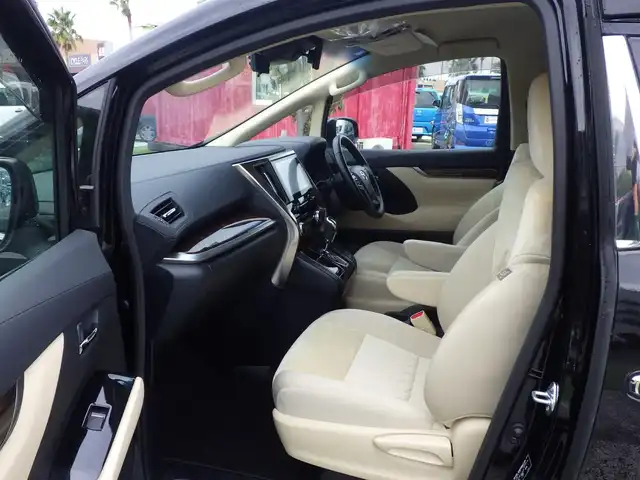 トヨタ アルファード X 千葉県 2022(令4)年 2.3万km ブラック Toyota Safety Sense/・プリクラッシュセーフティ/・レーンディパーチャーアラート/・オートハイビーム/・レーダークルーズコントロール/両側パワースライドドア/デジタルインナーミラー/9インチ純正コネクティッドナビ/地デジTV/【DVD/CD再生機能　Bluetooth接続】/バックカメラ/フリップダウンモニター/ドライブレコーダー（前後撮影）/革巻きステアリング/ステアリングスイッチ/ETC（2.0）/LEDヘッドライト/フォグライト/ウインカーミラー/クリアランスソナー/純正17インチアルミホイル/サイド/カーテンエアバッグ/スマートキー