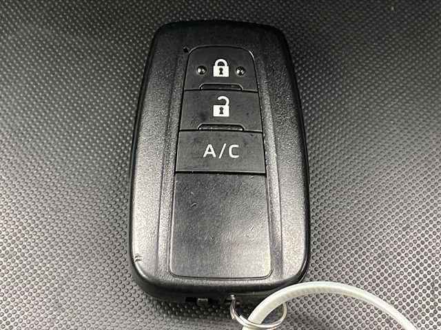 トヨタ プリウス ＰＨＶ S セーフティパッケージ 千葉県 2022(令4)年 2.9万km プラチナホワイトパールマイカ 純正ディスプレイオーディオ/　Bluetooth/フルセグTV/Apple car play/Android Auto/トヨタセーフティセンス/レーダークルーズコントロール/レーンキープアシスト/衝突軽減ブレーキ/クリアランスソナー/先行車発進警報/ロードサインアシスト/ブラインドスポットモニター/全方位カメラ/オートハイビーム/ビルトインETC/前方ドラレコ/LEDライト/フォグランプ/フロアマット/ドアバイザー/充電プラグあり/トノカバー