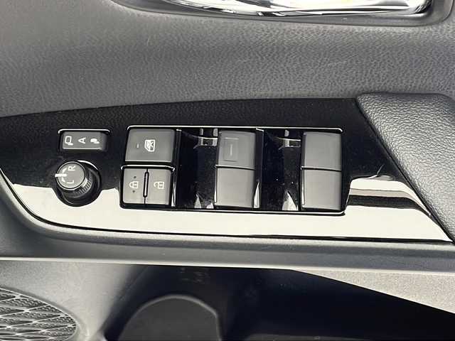 トヨタ プリウス ＰＨＶ S セーフティパッケージ 千葉県 2022(令4)年 2.9万km プラチナホワイトパールマイカ 純正ディスプレイオーディオ/　Bluetooth/フルセグTV/Apple car play/Android Auto/トヨタセーフティセンス/レーダークルーズコントロール/レーンキープアシスト/衝突軽減ブレーキ/クリアランスソナー/先行車発進警報/ロードサインアシスト/ブラインドスポットモニター/全方位カメラ/オートハイビーム/ビルトインETC/前方ドラレコ/LEDライト/フォグランプ/フロアマット/ドアバイザー/充電プラグあり/トノカバー