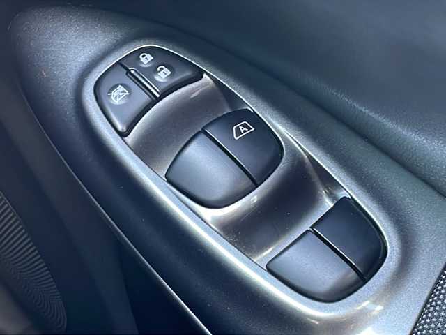 日産 ジューク 15RX Vセレクション 岐阜県 2016(平28)年 8.6万km ラディアントレッド 禁煙車/純正ナビ/Bluetooth/衝突軽減ブレーキ/レーンキープアシスト/アイドリングストップ/バックカメラ/ドライブレコーダー/ETC/純正アルミホイール/純正フロアマット/ドアバイザー/プッシュスタート/オートライト/オートエアコン/スマートキー/スペアキー