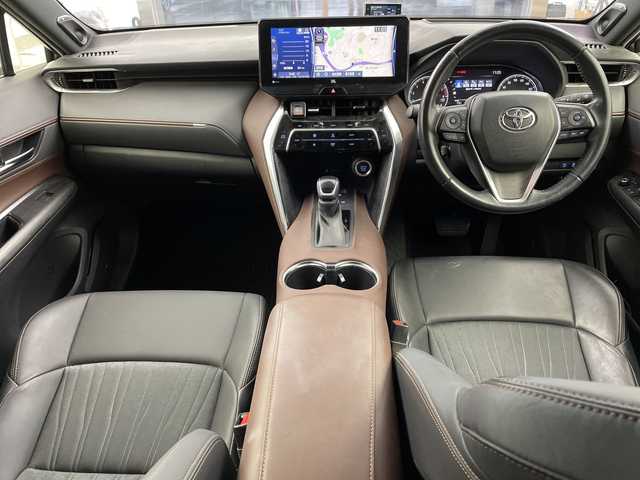 トヨタ ハリアー Z 兵庫県 2021(令3)年 3.8万km ホワイトパールクリスタルシャイン ・純正12インチT-Connect SDナビゲーションシステム/・全周囲カメラ/・ヘッドアップディスプレイ/・JBLプレミアムサウンド/・ブラインドスポットモニター/・フルセグTV/・BT・AM・FM・MiraCast/・Apple Car Play・AndroidAuto/・デジタルインナーミラー/・パワーバックドア/・MTモード付AT/・レーダークルーズコントロール/・レーントレーシングアシスト/・インテリジェントクリアランスソナー/・リアクロストラフィックアラート/・先行者発進告知/・後退速度抑制/・オートホールド/・電子パーキングブレーキ/・置くだけ充電/・パワーシート/・前後ドライブレコーダー/・ビルトインETC/・ステアリングスイッチ/・ハーフレザーシート/・純正フロアマット/・LEDヘッドライト/・オートライト/・アダプティブハイビーム/・フォグランプ/・スマートキー/・純正19インチアルミホイール