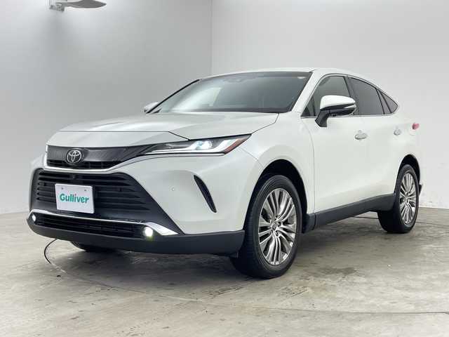 トヨタ ハリアー Z 兵庫県 2021(令3)年 3.8万km ホワイトパールクリスタルシャイン ・純正12インチT-Connect SDナビゲーションシステム/・全周囲カメラ/・ヘッドアップディスプレイ/・JBLプレミアムサウンド/・ブラインドスポットモニター/・フルセグTV/・BT・AM・FM・MiraCast/・Apple Car Play・AndroidAuto/・デジタルインナーミラー/・パワーバックドア/・MTモード付AT/・レーダークルーズコントロール/・レーントレーシングアシスト/・インテリジェントクリアランスソナー/・リアクロストラフィックアラート/・先行者発進告知/・後退速度抑制/・オートホールド/・電子パーキングブレーキ/・置くだけ充電/・パワーシート/・前後ドライブレコーダー/・ビルトインETC/・ステアリングスイッチ/・ハーフレザーシート/・純正フロアマット/・LEDヘッドライト/・オートライト/・アダプティブハイビーム/・フォグランプ/・スマートキー/・純正19インチアルミホイール