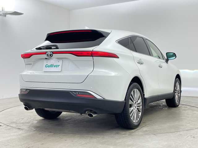 トヨタ ハリアー Z 兵庫県 2021(令3)年 3.8万km ホワイトパールクリスタルシャイン ・純正12インチT-Connect SDナビゲーションシステム/・全周囲カメラ/・ヘッドアップディスプレイ/・JBLプレミアムサウンド/・ブラインドスポットモニター/・フルセグTV/・BT・AM・FM・MiraCast/・Apple Car Play・AndroidAuto/・デジタルインナーミラー/・パワーバックドア/・MTモード付AT/・レーダークルーズコントロール/・レーントレーシングアシスト/・インテリジェントクリアランスソナー/・リアクロストラフィックアラート/・先行者発進告知/・後退速度抑制/・オートホールド/・電子パーキングブレーキ/・置くだけ充電/・パワーシート/・前後ドライブレコーダー/・ビルトインETC/・ステアリングスイッチ/・ハーフレザーシート/・純正フロアマット/・LEDヘッドライト/・オートライト/・アダプティブハイビーム/・フォグランプ/・スマートキー/・純正19インチアルミホイール