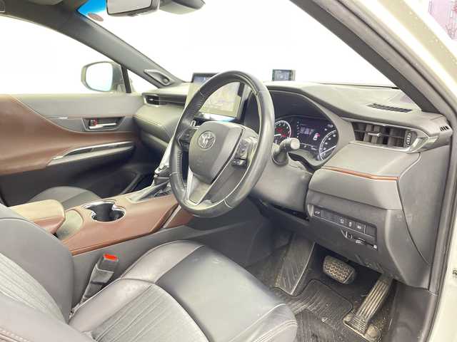 トヨタ ハリアー Z 兵庫県 2021(令3)年 3.8万km ホワイトパールクリスタルシャイン ・純正12インチT-Connect SDナビゲーションシステム/・全周囲カメラ/・ヘッドアップディスプレイ/・JBLプレミアムサウンド/・ブラインドスポットモニター/・フルセグTV/・BT・AM・FM・MiraCast/・Apple Car Play・AndroidAuto/・デジタルインナーミラー/・パワーバックドア/・MTモード付AT/・レーダークルーズコントロール/・レーントレーシングアシスト/・インテリジェントクリアランスソナー/・リアクロストラフィックアラート/・先行者発進告知/・後退速度抑制/・オートホールド/・電子パーキングブレーキ/・置くだけ充電/・パワーシート/・前後ドライブレコーダー/・ビルトインETC/・ステアリングスイッチ/・ハーフレザーシート/・純正フロアマット/・LEDヘッドライト/・オートライト/・アダプティブハイビーム/・フォグランプ/・スマートキー/・純正19インチアルミホイール