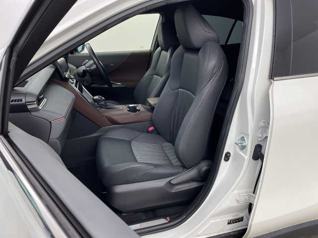 トヨタ ハリアー Z 兵庫県 2021(令3)年 3.8万km ホワイトパールクリスタルシャイン ・純正12インチT-Connect SDナビゲーションシステム/・全周囲カメラ/・ヘッドアップディスプレイ/・JBLプレミアムサウンド/・ブラインドスポットモニター/・フルセグTV/・BT・AM・FM・MiraCast/・Apple Car Play・AndroidAuto/・デジタルインナーミラー/・パワーバックドア/・MTモード付AT/・レーダークルーズコントロール/・レーントレーシングアシスト/・インテリジェントクリアランスソナー/・リアクロストラフィックアラート/・先行者発進告知/・後退速度抑制/・オートホールド/・電子パーキングブレーキ/・置くだけ充電/・パワーシート/・前後ドライブレコーダー/・ビルトインETC/・ステアリングスイッチ/・ハーフレザーシート/・純正フロアマット/・LEDヘッドライト/・オートライト/・アダプティブハイビーム/・フォグランプ/・スマートキー/・純正19インチアルミホイール