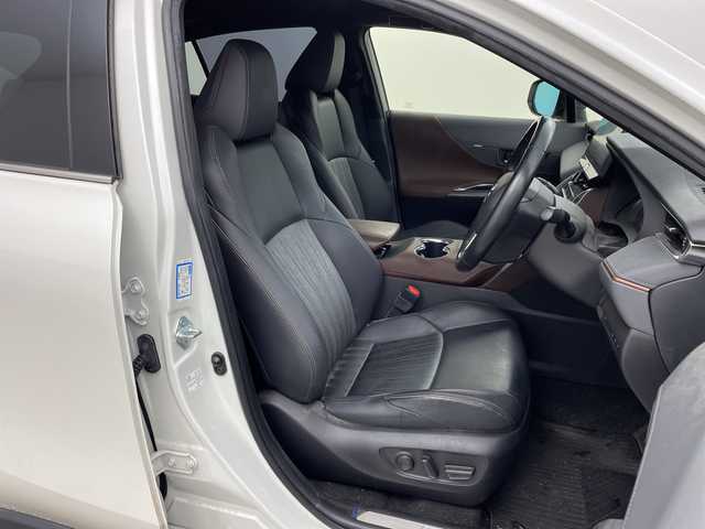 トヨタ ハリアー Z 兵庫県 2021(令3)年 3.8万km ホワイトパールクリスタルシャイン ・純正12インチT-Connect SDナビゲーションシステム/・全周囲カメラ/・ヘッドアップディスプレイ/・JBLプレミアムサウンド/・ブラインドスポットモニター/・フルセグTV/・BT・AM・FM・MiraCast/・Apple Car Play・AndroidAuto/・デジタルインナーミラー/・パワーバックドア/・MTモード付AT/・レーダークルーズコントロール/・レーントレーシングアシスト/・インテリジェントクリアランスソナー/・リアクロストラフィックアラート/・先行者発進告知/・後退速度抑制/・オートホールド/・電子パーキングブレーキ/・置くだけ充電/・パワーシート/・前後ドライブレコーダー/・ビルトインETC/・ステアリングスイッチ/・ハーフレザーシート/・純正フロアマット/・LEDヘッドライト/・オートライト/・アダプティブハイビーム/・フォグランプ/・スマートキー/・純正19インチアルミホイール