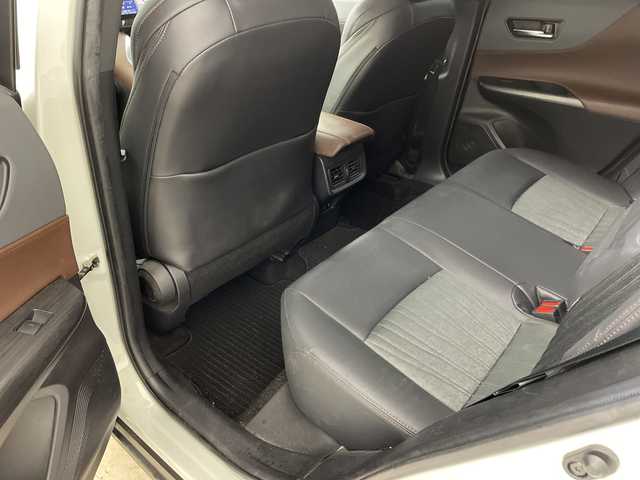 トヨタ ハリアー Z 兵庫県 2021(令3)年 3.8万km ホワイトパールクリスタルシャイン ・純正12インチT-Connect SDナビゲーションシステム/・全周囲カメラ/・ヘッドアップディスプレイ/・JBLプレミアムサウンド/・ブラインドスポットモニター/・フルセグTV/・BT・AM・FM・MiraCast/・Apple Car Play・AndroidAuto/・デジタルインナーミラー/・パワーバックドア/・MTモード付AT/・レーダークルーズコントロール/・レーントレーシングアシスト/・インテリジェントクリアランスソナー/・リアクロストラフィックアラート/・先行者発進告知/・後退速度抑制/・オートホールド/・電子パーキングブレーキ/・置くだけ充電/・パワーシート/・前後ドライブレコーダー/・ビルトインETC/・ステアリングスイッチ/・ハーフレザーシート/・純正フロアマット/・LEDヘッドライト/・オートライト/・アダプティブハイビーム/・フォグランプ/・スマートキー/・純正19インチアルミホイール