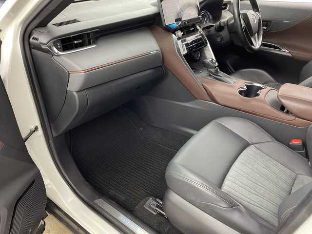 トヨタ ハリアー Z 兵庫県 2021(令3)年 3.8万km ホワイトパールクリスタルシャイン ・純正12インチT-Connect SDナビゲーションシステム/・全周囲カメラ/・ヘッドアップディスプレイ/・JBLプレミアムサウンド/・ブラインドスポットモニター/・フルセグTV/・BT・AM・FM・MiraCast/・Apple Car Play・AndroidAuto/・デジタルインナーミラー/・パワーバックドア/・MTモード付AT/・レーダークルーズコントロール/・レーントレーシングアシスト/・インテリジェントクリアランスソナー/・リアクロストラフィックアラート/・先行者発進告知/・後退速度抑制/・オートホールド/・電子パーキングブレーキ/・置くだけ充電/・パワーシート/・前後ドライブレコーダー/・ビルトインETC/・ステアリングスイッチ/・ハーフレザーシート/・純正フロアマット/・LEDヘッドライト/・オートライト/・アダプティブハイビーム/・フォグランプ/・スマートキー/・純正19インチアルミホイール