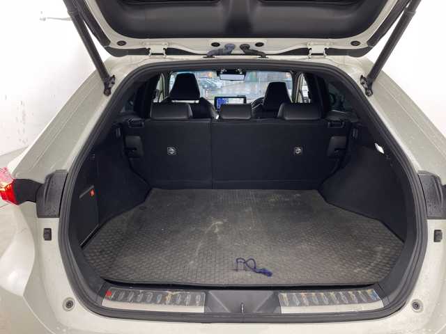 トヨタ ハリアー Z 兵庫県 2021(令3)年 3.8万km ホワイトパールクリスタルシャイン ・純正12インチT-Connect SDナビゲーションシステム/・全周囲カメラ/・ヘッドアップディスプレイ/・JBLプレミアムサウンド/・ブラインドスポットモニター/・フルセグTV/・BT・AM・FM・MiraCast/・Apple Car Play・AndroidAuto/・デジタルインナーミラー/・パワーバックドア/・MTモード付AT/・レーダークルーズコントロール/・レーントレーシングアシスト/・インテリジェントクリアランスソナー/・リアクロストラフィックアラート/・先行者発進告知/・後退速度抑制/・オートホールド/・電子パーキングブレーキ/・置くだけ充電/・パワーシート/・前後ドライブレコーダー/・ビルトインETC/・ステアリングスイッチ/・ハーフレザーシート/・純正フロアマット/・LEDヘッドライト/・オートライト/・アダプティブハイビーム/・フォグランプ/・スマートキー/・純正19インチアルミホイール