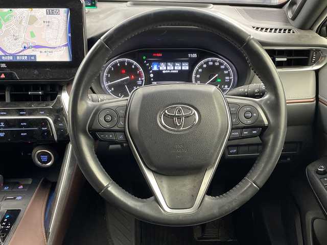 トヨタ ハリアー Z 兵庫県 2021(令3)年 3.8万km ホワイトパールクリスタルシャイン ・純正12インチT-Connect SDナビゲーションシステム/・全周囲カメラ/・ヘッドアップディスプレイ/・JBLプレミアムサウンド/・ブラインドスポットモニター/・フルセグTV/・BT・AM・FM・MiraCast/・Apple Car Play・AndroidAuto/・デジタルインナーミラー/・パワーバックドア/・MTモード付AT/・レーダークルーズコントロール/・レーントレーシングアシスト/・インテリジェントクリアランスソナー/・リアクロストラフィックアラート/・先行者発進告知/・後退速度抑制/・オートホールド/・電子パーキングブレーキ/・置くだけ充電/・パワーシート/・前後ドライブレコーダー/・ビルトインETC/・ステアリングスイッチ/・ハーフレザーシート/・純正フロアマット/・LEDヘッドライト/・オートライト/・アダプティブハイビーム/・フォグランプ/・スマートキー/・純正19インチアルミホイール