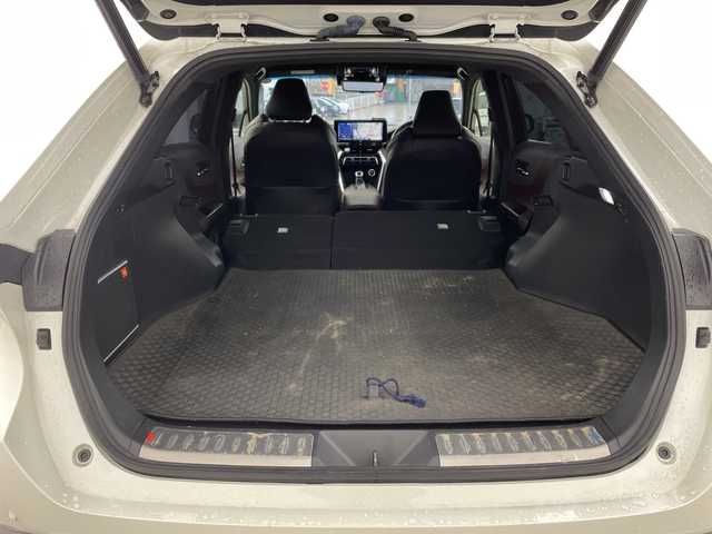 トヨタ ハリアー Z 兵庫県 2021(令3)年 3.8万km ホワイトパールクリスタルシャイン ・純正12インチT-Connect SDナビゲーションシステム/・全周囲カメラ/・ヘッドアップディスプレイ/・JBLプレミアムサウンド/・ブラインドスポットモニター/・フルセグTV/・BT・AM・FM・MiraCast/・Apple Car Play・AndroidAuto/・デジタルインナーミラー/・パワーバックドア/・MTモード付AT/・レーダークルーズコントロール/・レーントレーシングアシスト/・インテリジェントクリアランスソナー/・リアクロストラフィックアラート/・先行者発進告知/・後退速度抑制/・オートホールド/・電子パーキングブレーキ/・置くだけ充電/・パワーシート/・前後ドライブレコーダー/・ビルトインETC/・ステアリングスイッチ/・ハーフレザーシート/・純正フロアマット/・LEDヘッドライト/・オートライト/・アダプティブハイビーム/・フォグランプ/・スマートキー/・純正19インチアルミホイール