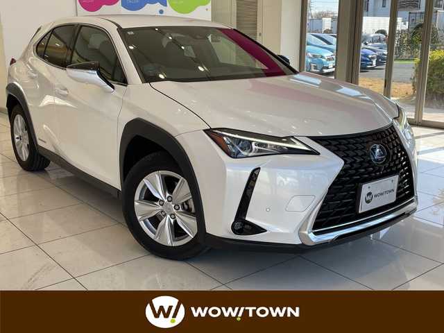 レクサス ＵＸ 250h バージョンC 埼玉県 2022(令4)年 2.5万km ソニッククォーツ レクサスセーフティシステム/純正メーカーナビ/　　CD/DVD/BT/USB/フルセグ/全方位カメラ/パワーバックドア/レーダークルーズコントロール/レーンキープアシスト/LEDヘッドライト/ハーフレザーシート/パワーシート/シートヒーター/ステアリングヒーター/純正17インチアルミホイール/パドルシフト/コーナーセンサー/ETC/スマートキー×2/禁煙車