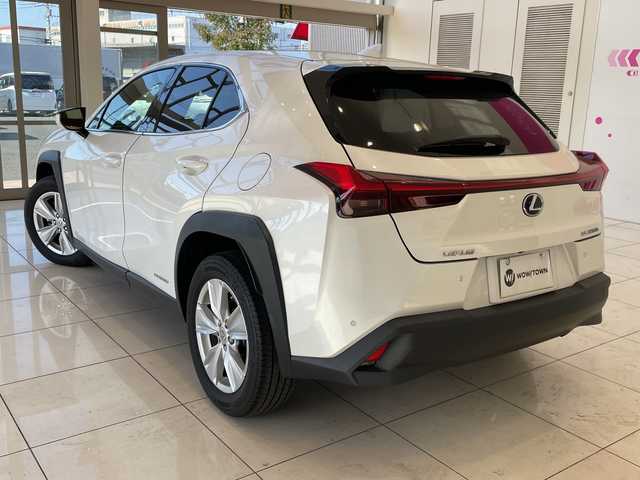 レクサス ＵＸ 250h バージョンC 埼玉県 2022(令4)年 2.5万km ソニッククォーツ レクサスセーフティシステム/純正メーカーナビ/　　CD/DVD/BT/USB/フルセグ/全方位カメラ/パワーバックドア/レーダークルーズコントロール/レーンキープアシスト/LEDヘッドライト/ハーフレザーシート/パワーシート/シートヒーター/ステアリングヒーター/純正17インチアルミホイール/パドルシフト/コーナーセンサー/ETC/スマートキー×2/禁煙車