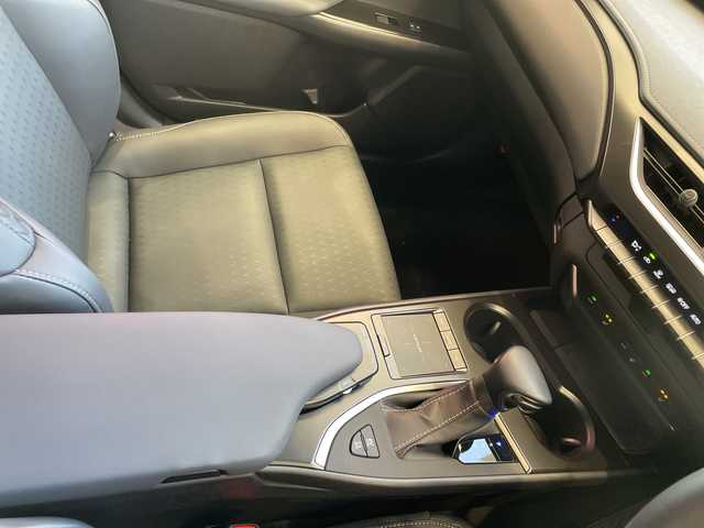 レクサス ＵＸ 250h バージョンC 埼玉県 2022(令4)年 2.5万km ソニッククォーツ レクサスセーフティシステム/純正メーカーナビ/　　CD/DVD/BT/USB/フルセグ/全方位カメラ/パワーバックドア/レーダークルーズコントロール/レーンキープアシスト/LEDヘッドライト/ハーフレザーシート/パワーシート/シートヒーター/ステアリングヒーター/純正17インチアルミホイール/パドルシフト/コーナーセンサー/ETC/スマートキー×2/禁煙車