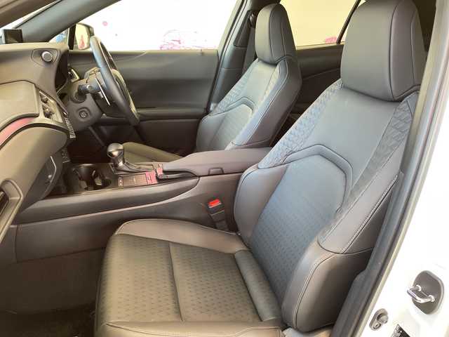 レクサス ＵＸ 250h バージョンC 埼玉県 2022(令4)年 2.5万km ソニッククォーツ レクサスセーフティシステム/純正メーカーナビ/　　CD/DVD/BT/USB/フルセグ/全方位カメラ/パワーバックドア/レーダークルーズコントロール/レーンキープアシスト/LEDヘッドライト/ハーフレザーシート/パワーシート/シートヒーター/ステアリングヒーター/純正17インチアルミホイール/パドルシフト/コーナーセンサー/ETC/スマートキー×2/禁煙車