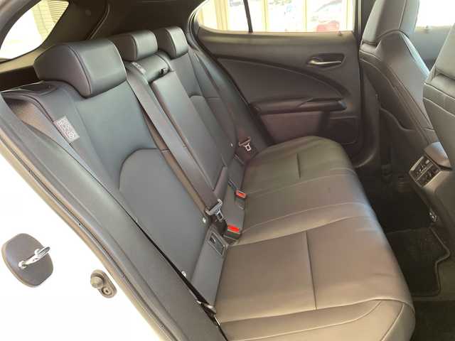 レクサス ＵＸ 250h バージョンC 埼玉県 2022(令4)年 2.5万km ソニッククォーツ レクサスセーフティシステム/純正メーカーナビ/　　CD/DVD/BT/USB/フルセグ/全方位カメラ/パワーバックドア/レーダークルーズコントロール/レーンキープアシスト/LEDヘッドライト/ハーフレザーシート/パワーシート/シートヒーター/ステアリングヒーター/純正17インチアルミホイール/パドルシフト/コーナーセンサー/ETC/スマートキー×2/禁煙車