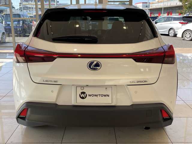 レクサス ＵＸ 250h バージョンC 埼玉県 2022(令4)年 2.5万km ソニッククォーツ レクサスセーフティシステム/純正メーカーナビ/　　CD/DVD/BT/USB/フルセグ/全方位カメラ/パワーバックドア/レーダークルーズコントロール/レーンキープアシスト/LEDヘッドライト/ハーフレザーシート/パワーシート/シートヒーター/ステアリングヒーター/純正17インチアルミホイール/パドルシフト/コーナーセンサー/ETC/スマートキー×2/禁煙車