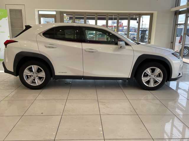 レクサス ＵＸ 250h バージョンC 埼玉県 2022(令4)年 2.5万km ソニッククォーツ レクサスセーフティシステム/純正メーカーナビ/　　CD/DVD/BT/USB/フルセグ/全方位カメラ/パワーバックドア/レーダークルーズコントロール/レーンキープアシスト/LEDヘッドライト/ハーフレザーシート/パワーシート/シートヒーター/ステアリングヒーター/純正17インチアルミホイール/パドルシフト/コーナーセンサー/ETC/スマートキー×2/禁煙車