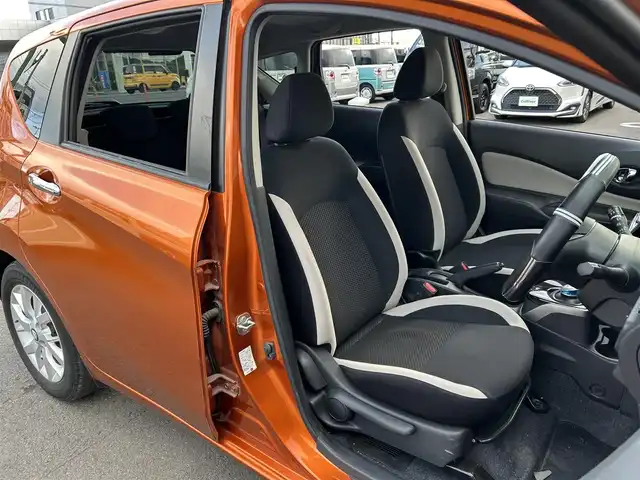 日産 ノート e－パワー X Vセレクション 宮城県 2020(令2)年 6万km プレミアムコロナオレンジ インテリジェントクルーズコントロールセット/・インテリジェントクルーズコントロール/・車線逸脱防止支援システム/＝＝＝/インテリジェントエマージェンシーブレーキ/車線逸脱警報/踏み間違い衝突防止アシスト/フロント＆バックソナー/純正ナビ（MM319D-W）/・CD/DVD/・Bluetooth/・フルセグTV/ドライブレコーダー/ETC/LEDヘッドランプ/ハイビームアシスト/オートライト/スマートキー＆プッシュスタート/助手席回転シート/電動格納ミラー/純正15インチAW/純正フロアマット/Wエアバッグ